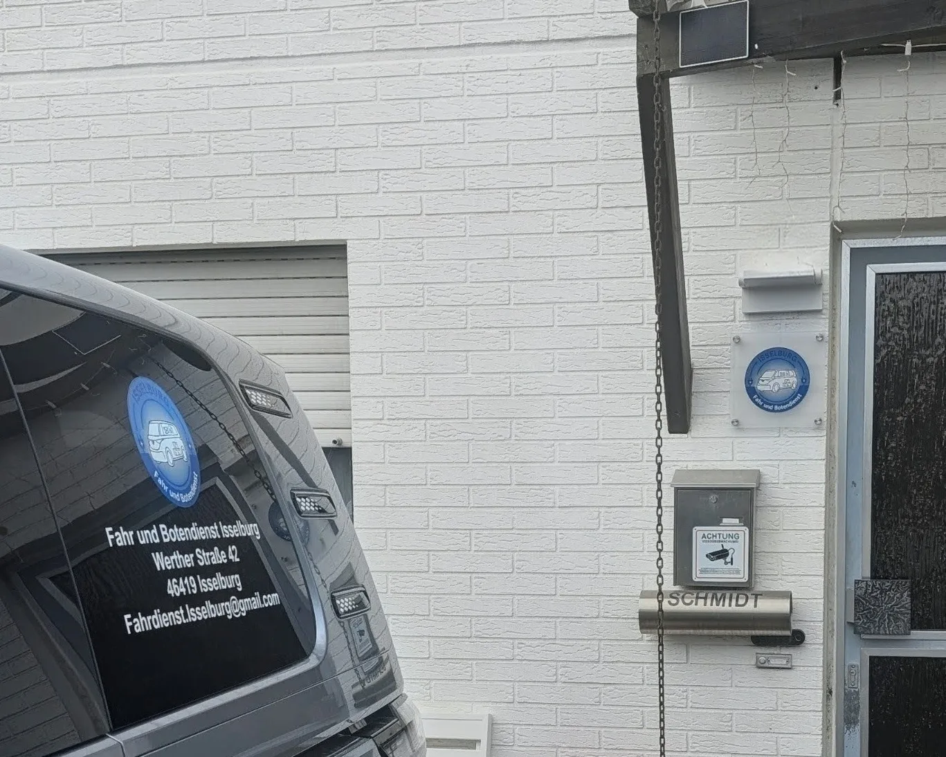 Das Fahrzeug des Fahrdienstes steht am Standort Werther Straße 42 vor dem Hauseingang